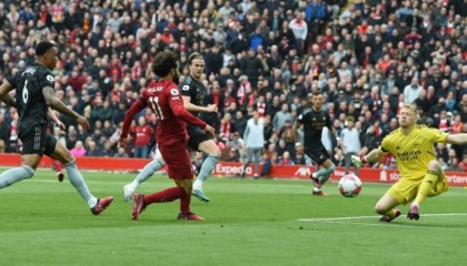  阿森纳门将低级失误，伯恩茅斯补时扳平抢关键一分  