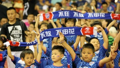  法甲赛场再现争议红牌，VAR介入难改判罚结果  