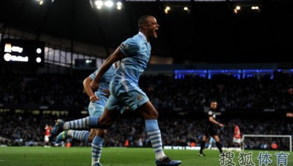  曼城铁卫头槌制胜，连续十场零封创英超新纪录  